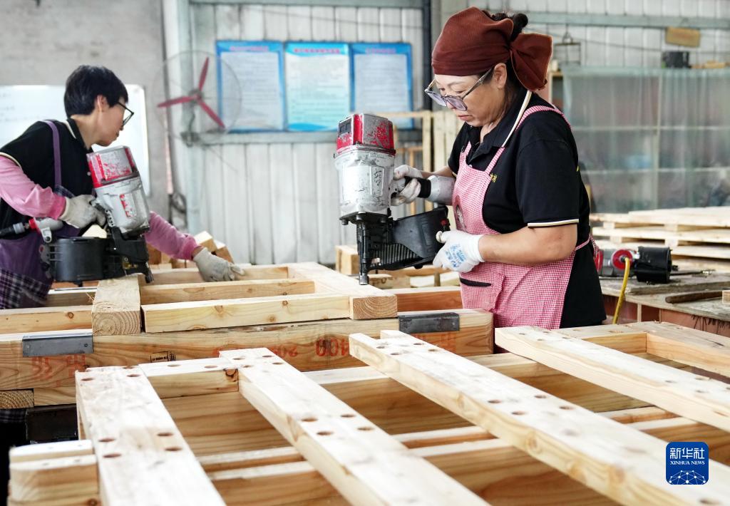 河北唐山“鄉村工廠” 圖文設計制作拓寬村民致富路